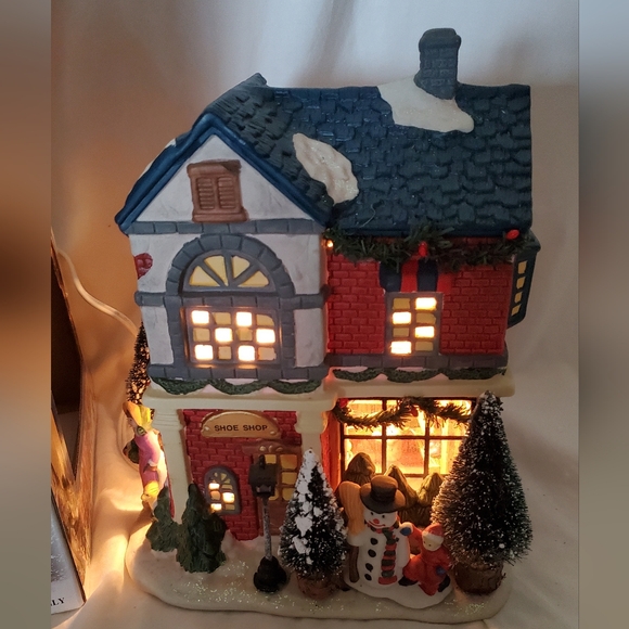 Holiday Expressions Vtg 1998 Hand Painted Porcelain Lighted House Int/Ext Figure - Picture 2 of 13